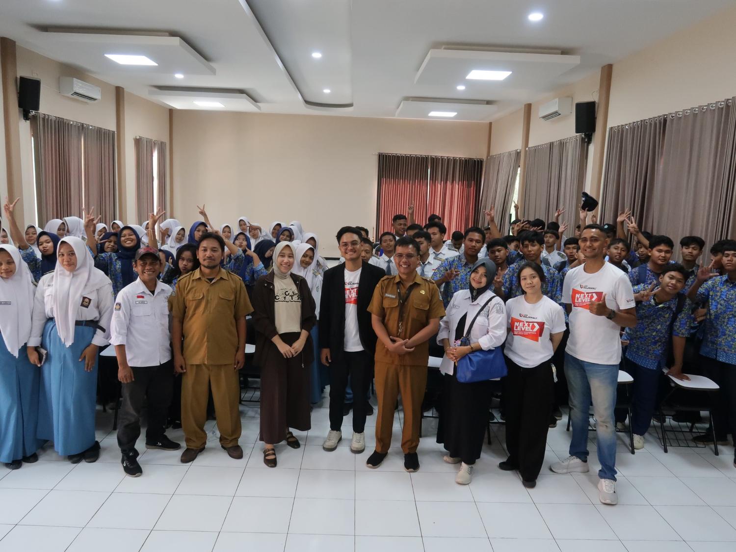 Featured image for “Lem Rajawali Kawal Pameran Tugas Akhir Kriya Kulit SMKN 1 Jabon”